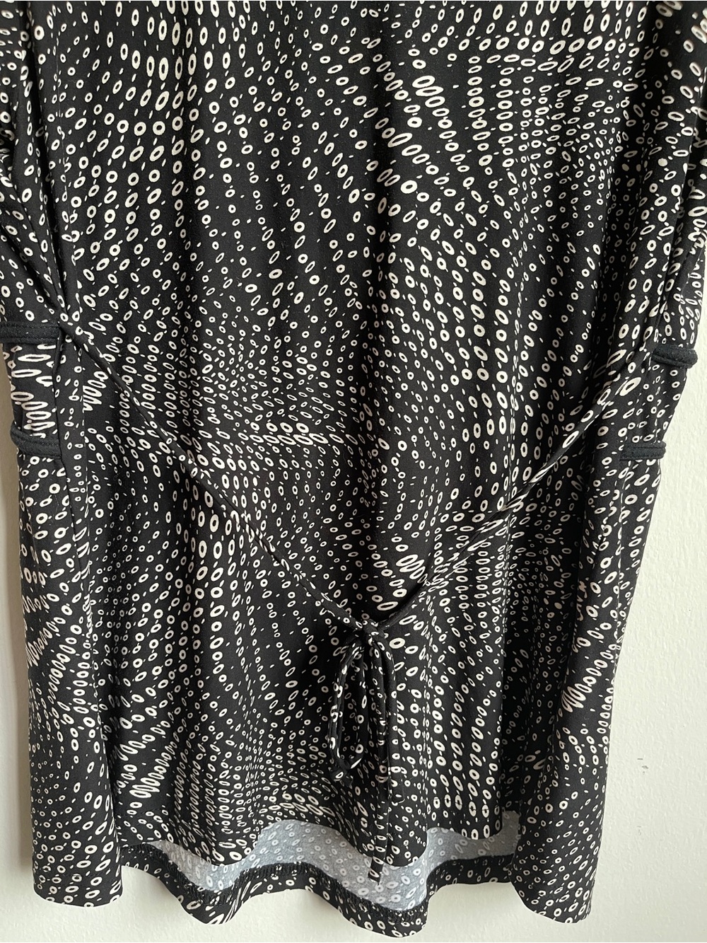Vintage Y2K V-Neck Top with Black & White Dots + Swirl Pattern - Nursing Top - Picture 4 of 4